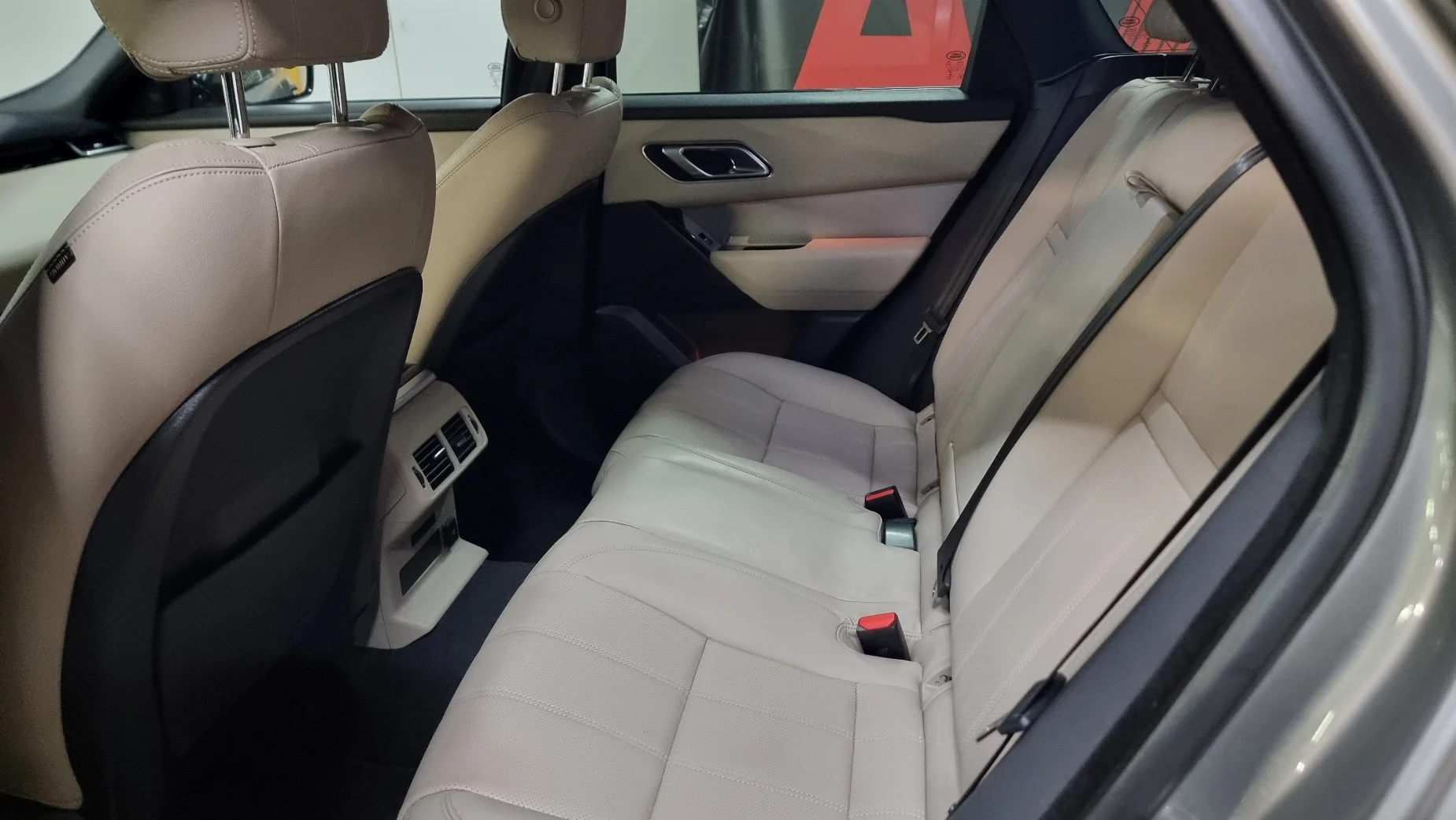 Land Rover Velar photo